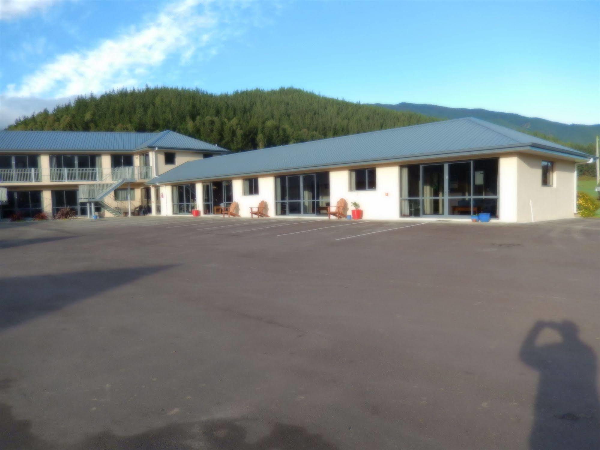 Linkwater Motel And Backpackers Exterior photo